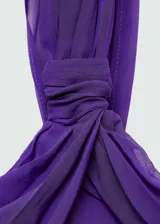 Vestido corto de fiesta con diseño asimétrico de un solo hombro. Presenta un acabado drapeado en toda la prenda y un corte entallado al cuerpo. Incluye cierre lateral invisible.