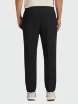 Pantalón de corte recto y estilo casual, confeccionado en tejido técnico elástico. Presenta cintura elástica con cordón de ajuste y bolsillos laterales.