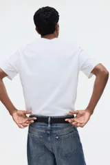 Remera blanca de manga corta, confeccionada en punto liviano con cuello redondo ribeteado y bajo recto, de corte estándar y silueta clásica.