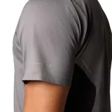 Remera deportiva gris de manga corta, con tecnología Omni-Wick para secado rápido y costuras unidas para mayor comodidad.