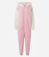 Pijama enterizo tipo mono confeccionado en tejido fleece de tacto suave y peludo. Presenta cierre frontal con cremallera y capucha integrada con diseño de la cara de Hello Kitty, incluyendo orejas en 3D y un lazo rojo aplicado.