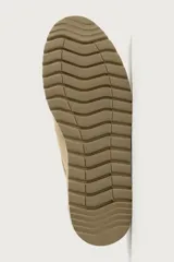 Zapato de cordones fabricado en piel con acabado en serraje, color beige, con detalle de bordón en el empeine, horma redonda y suela track a tono.