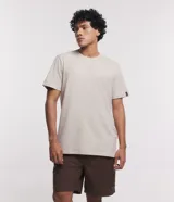 Remera básica de hombre con corte comfort, cuello redondo y manga corta. Confeccionada en tejido de media malla con textura acanalada.