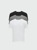Pack de tres remeras básicas de manga corta y cuello redondo. Incluye una remera blanca, una gris jaspeada y una negra.