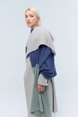 Ruana tejida de punto con bloques de color beige y marrón. Confeccionada en lambswool.