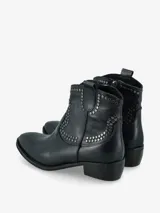 Botín negro de cuero italiano con caña baja, taco bajo y punta fina. Decorado con tachas metálicas plateadas.