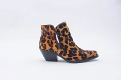 Botinetas texanas de caña corta con estampado animal print, taco bajo y cierre lateral.