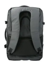 Mochila multifuncional RKF color gris, confeccionada en poliéster reciclado repelente al agua. Cuenta con tres compartimentos independientes con cierre, espacio para laptop de 15 pulgadas, triple bolsillo frontal, mango lateral para uso como maletín, correas ajustables, almohadillas en la espalda y pasador para maleta.