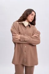 Sobrecamisa de denim color tostado, de corte clásico y mangas largas.