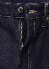 Jeans de corte recto y tiro medio, confeccionados en tejido de algodón estilo vaquero en tono azul oscuro. Presentan diseño de cinco bolsillos, cierre de botón con cremallera, trabillas para cinturón y aberturas laterales en el bajo.