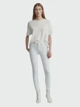 Jean skinny blanco elastizado con bolsillos delanteros y traseros.