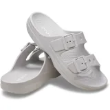 Sandalias Crocs modelo Saturday, color gris, de dos tiras con hebillas ajustables y plantilla de espuma Croslite.