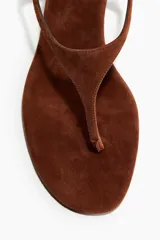 Sandalias de dedo en gamuza de color marrón, con diseño de tira en T, punta redonda, pulsera con lateral elástico y taco kitten.