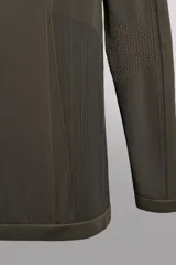 Camiseta térmica de manga larga color verde oscuro, con cuello redondo y diseño ajustado al cuerpo.