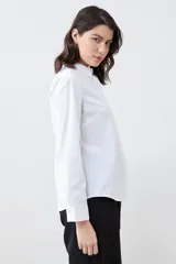 Camisa blanca de vestir, de corte clásico y manga larga.
