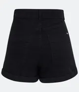 Short de sarga color celeste, de corte ajustado y cintura alta, con cierre frontal y bolsillos laterales.