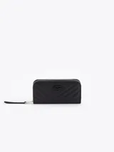 Maxi billetera de cuero vacuno con diseño matelassé en forma de V y aplique metálico de labios en el frente. Cuenta con cierre perimetral y tirador de cuero.