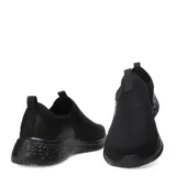 Championes Umbro de estilo slip-on color negro, confeccionados en tejido de punto transpirable con detalles sintéticos y suela de goma con relieve.