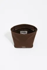 Bolso bandolera de gabardina color marrón, con diseño compacto, cierre de cremallera y asa de tejido ajustable. Presenta el logo de la marca aplicado en la parte frontal.