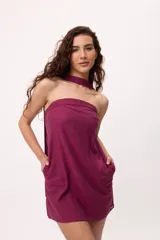 Minivestido fucsia con cuello halter y bufanda a tono.