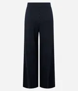 Pantalón de corte wide leg confeccionado en tejido punto roma, con diseño de raya de tiza, cintura estructurada, bolsillos delanteros y cierre frontal discreto.