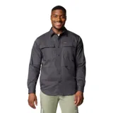 Camisa de manga larga Columbia, color gris oscuro, con cuello clásico, cierre frontal de botones a presión y múltiples bolsillos en el pecho. Presenta un diseño funcional con trabilla multiusos y anilla en D integrada.