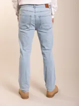 Pantalón de jean negro de corte recto.