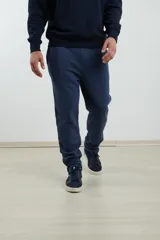 Pantalón jogging de corte recto, confeccionado en tejido circular con cintura elástica y cordón ajustable al tono. Presenta bolsillos laterales tipo parche.