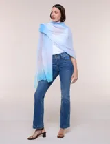 Pashmina tejida marca Barrington con diseño degradé en tonos lila y rosado, y terminaciones desflecadas.