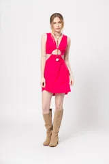 Vestido corto fucsia con escote en V y corte a la cintura. Presenta aberturas laterales y lazo ajustable en la espalda.