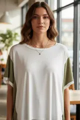 Remerón de manga corta, holgado, con cuello redondo. El cuerpo es blanco y las mangas son de color verde militar.