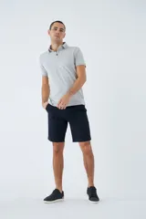 Polo de jersey gris con calce regular, logo bordado y mangas cortas. Confeccionada en 97% algodón y 3% spandex.