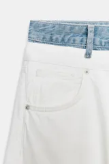 Jeans rectos de tiro medio en color blanco, con diseño de doble cinturilla en tejido denim a contraste, bolsillos y cierre frontal con cremallera y botones.