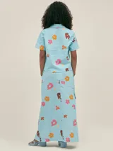 Falda larga celeste con estampado floral, estilo cargo, con cintura ajustable, tajo frontal y bolsillos laterales.