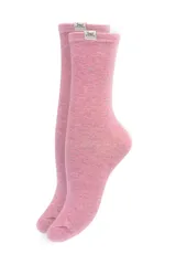 Par de medias de caña media en tejido de punto jaspeado color rosado, con etiqueta decorativa en el borde superior.