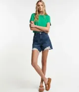 Remera básica de manga corta y cuello redondo, confeccionada en algodón de color celeste.