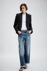 Blazer entallado con diseño peplum, confeccionado en tela con estampado de raya diplomática. Presenta cuello con solapas de muesca, cierre frontal con un botón, mangas largas y bolsillos delanteros con solapa.