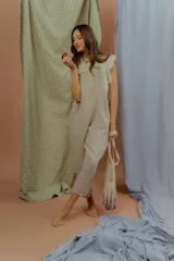 Mono enterito de lino color beige, de calce amplio y relajado, con bolsillos laterales y tirantes regulables.