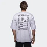 Remera de algodón color beige con efecto lavado, de corte holgado y manga corta. Presenta un pequeño logo estampado en el pecho con diseño de sol y el nombre de la marca.