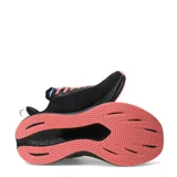 Championes de running Umbro modelo Speed, color negro con detalles en coral. Presentan capellada de malla transpirable, cordones en tono coral y suela con amortiguación.