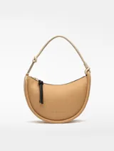 Bolso de hombro tricolor en forma de media luna, confeccionado en material sintético con textura granulada. Cuenta con un compartimento principal con cierre de cremallera, tirador con nudo negro, bolsillo interior con cremallera, asa corta tubular en tono claro con detalle metálico y logo grabado en la parte frontal.