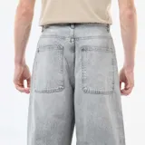 Pantalón de jean con corte baggy, color gris lavado, de tiro medio y pierna ancha.