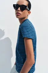 Camiseta de corte slim fit y diseño a rayas horizontales, con cuello redondo y mangas cortas.