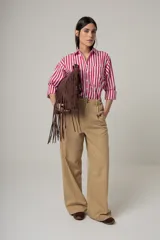 Pantalón de vestir color beige, de corte palazzo, con bolsillos laterales y traseros.