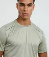 Remera deportiva de hombre con tecnología Dry, cuello redondo y mangas cortas. Presenta un diseño con estampa sutil tipo heat print y detalles de líneas en los hombros.