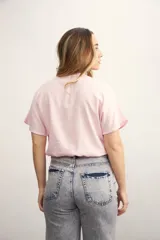 Blusa blanca con diseño cruzado, escote en V y mangas cortas.