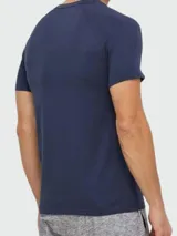 Remera de algodón azul marino de manga corta y cuello redondo, con diseño de raya horizontal blanca en el pecho y el logo de la marca estampado.