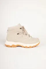 Botas tipo hiking color beige, de gamuza y nylon, con suela con relieve y cordones a tono. Son acolchonadas por dentro.