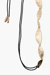 Cinturón dorado con piezas metálicas en forma de hoja martillada, unidas por una cuerda negra ajustable.
