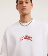 Remera blanca de corte holgado con estampado de Lil Wayne en la espalda.